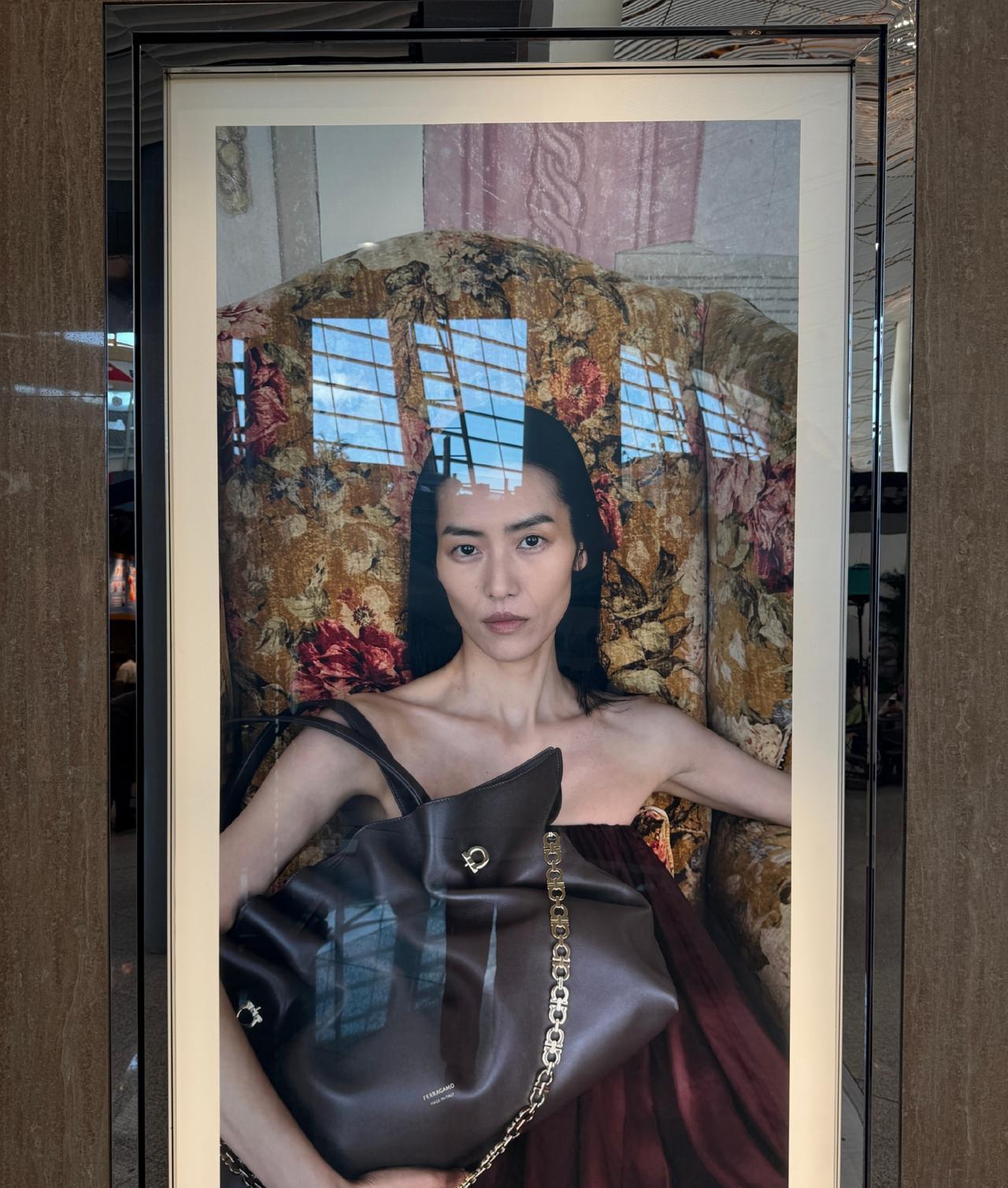刘雯这海报真的让人震惊，绝对是娱乐圈里的独一份。其他女星的海报肯定是美颜之后还