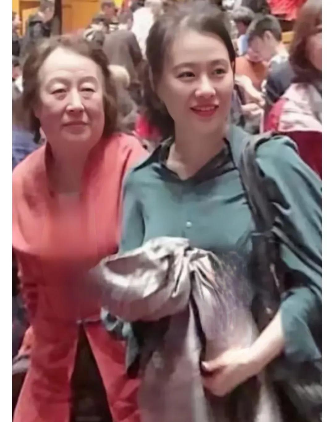 原来朱曼芳和邬君梅是母女。朱蔓芳老一代艺术家，邬君梅实力派演员，朱蔓芳年轻时很漂