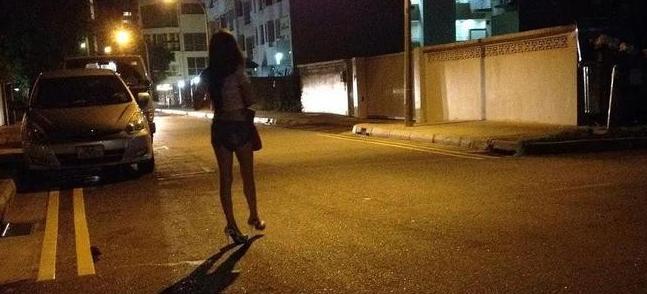 2022年，甘肃，38岁男子晚上务工回家路上看到一名招嫖的女子，与对方商量好，给