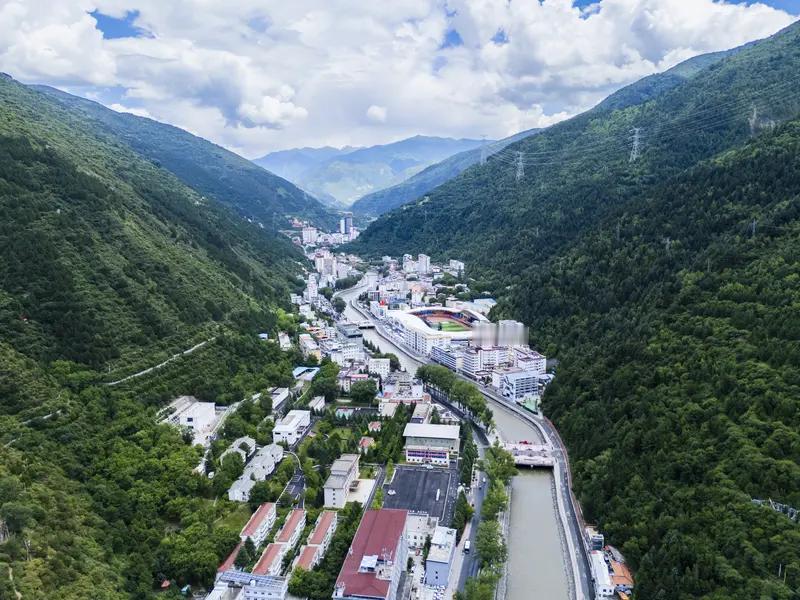11月11日，多位网友发布四川阿坝州马尔康市红旗特大桥垮塌视频。原来，11月10
