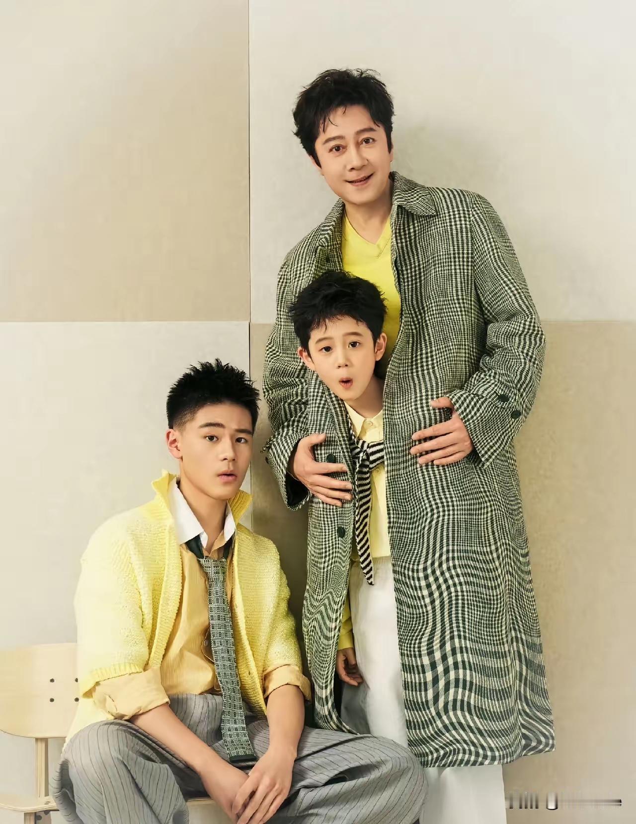 蔡国庆这俩儿子真的是把他像完了！蔡国庆结婚可够晚的呀，他都这一把年纪了，两个孩子