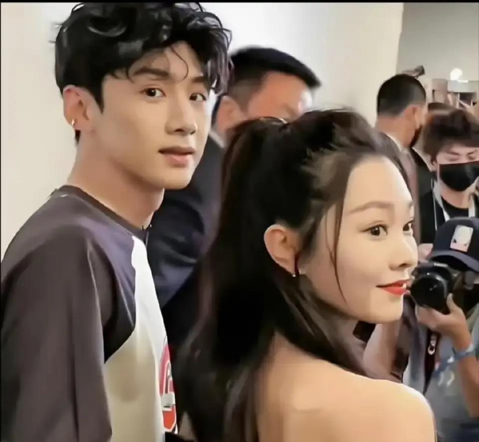 台上零对视，后台分休息室，白敬亭宋轶的“体面”，藏不住三个刺骨细节。一场上海活