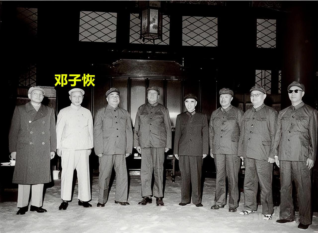 十大元帅中，很多都习惯称毛主席为毛主席，可是有两位比较特殊。一位是彭德怀，他习惯