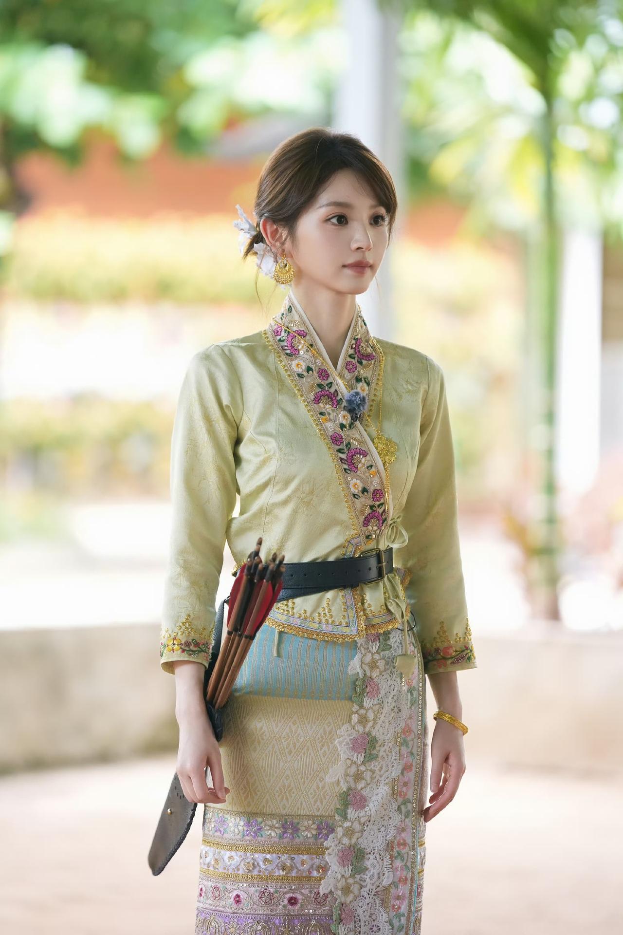田曦薇傣族服饰造型，温婉又有飒爽感，太适配了……换上傣族特色服饰的小田，真