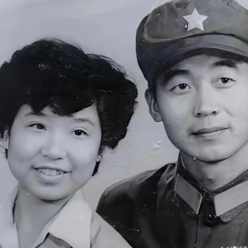 杜新枝年轻时很漂亮，不要拿她现在的状态跟体制内的人比，当年她也是高中生，在那个物