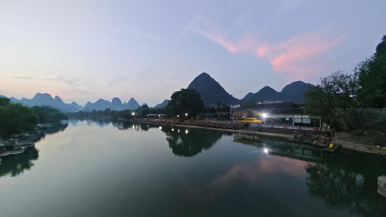梦幻遇龙河：夏日黄昏暮色。（手机摄影）