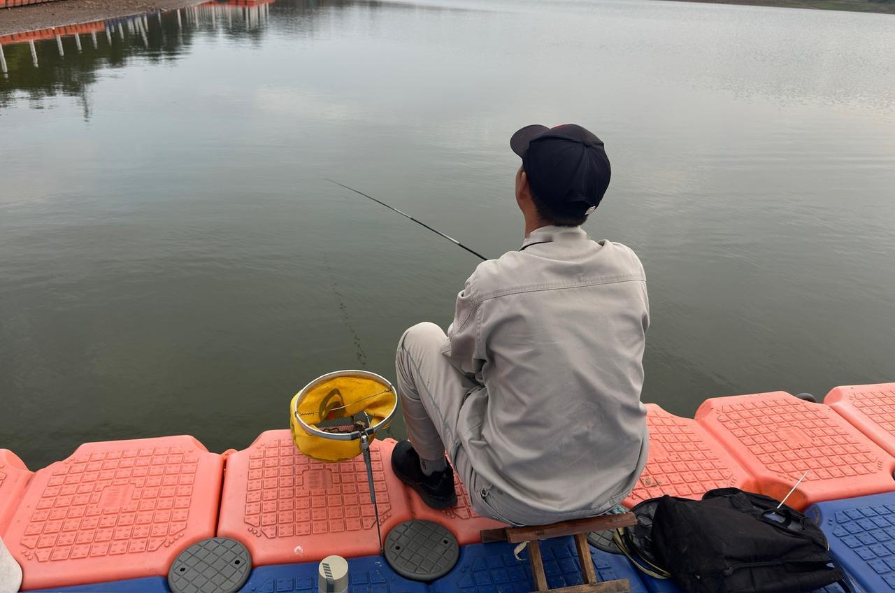 偶遇钓鱼爱好者从水库钓到的小鱼，纯野生，1.5斤，估价¥20买下，划算吗？偌