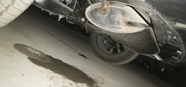 三代长安CS75plus流水昨天晚上停车发现有一道水渍，发现下面滴水，拍照问了