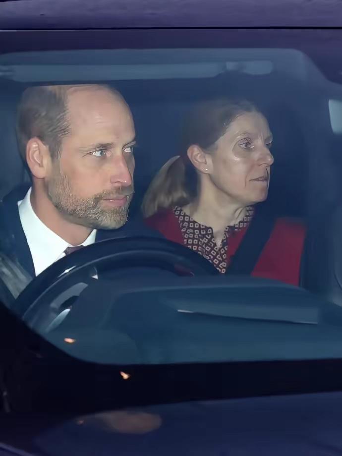 威尔士一家在去白金汉宫参加圣诞晚宴的时候，除了他们一家五口还有一个人引起了我的关