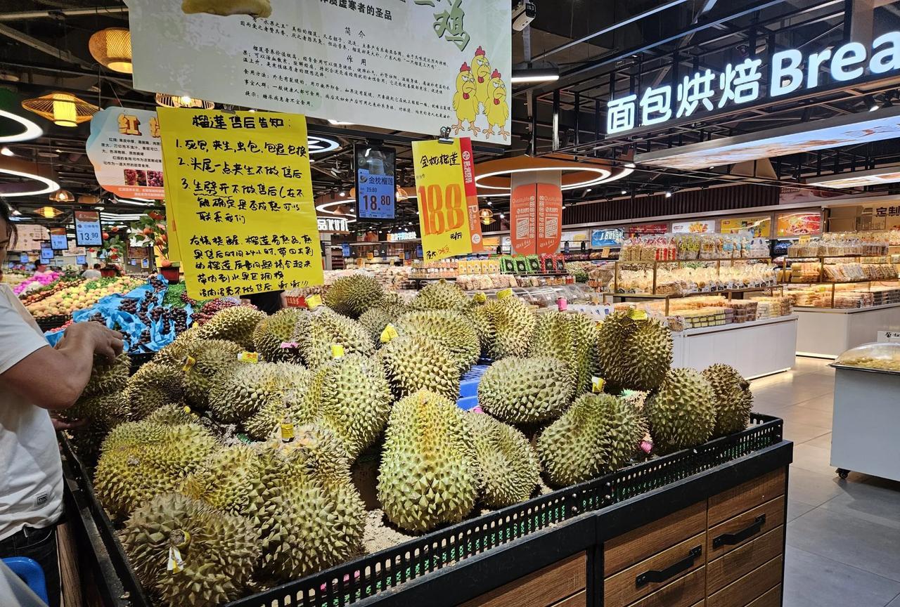 榴莲价格算不算崩盘了？在商场看到现在价格18.8一斤，精品才23.9元，这个价格