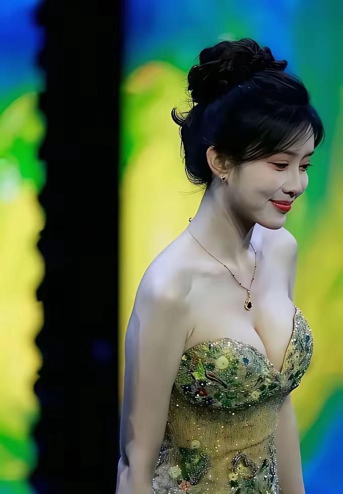 《映芳华》孟府明珠映绮罗，子含温婉敛秋波。义藏一笑倾城色，舞罢霓裳韵自