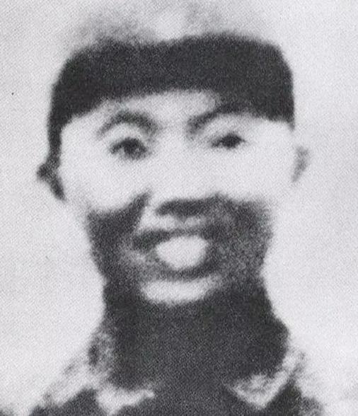 1942年，神枪手王凤麟遭叛徒出卖，被日军围在山上，打到只剩一颗子弹时，他犹豫了