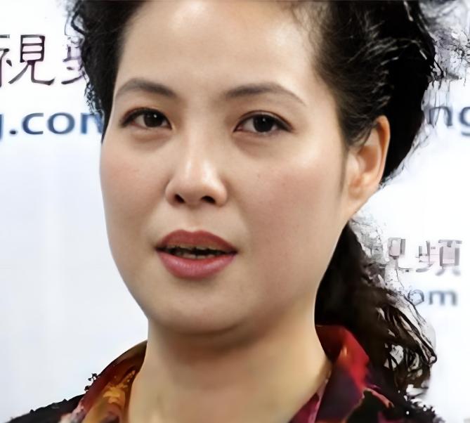 她终于悔悟！儿子李天一出狱后，她立马改名李冠丰，想帮孩子彻底换种人生，当年无底线