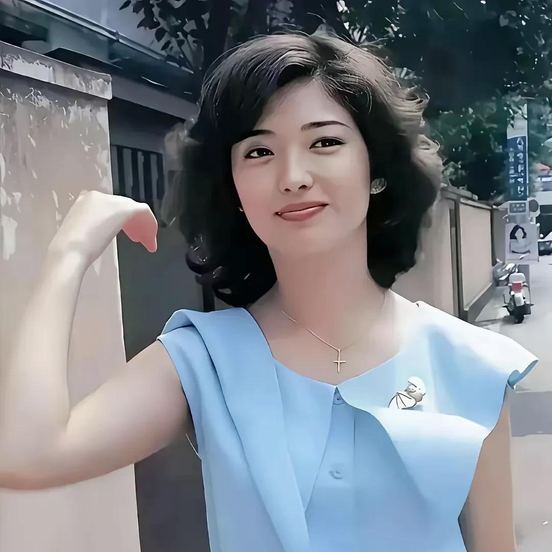 💫山口百惠：从昭和女神到邻家奶奶，穿搭里藏着45年的爱情童话～谁能想
