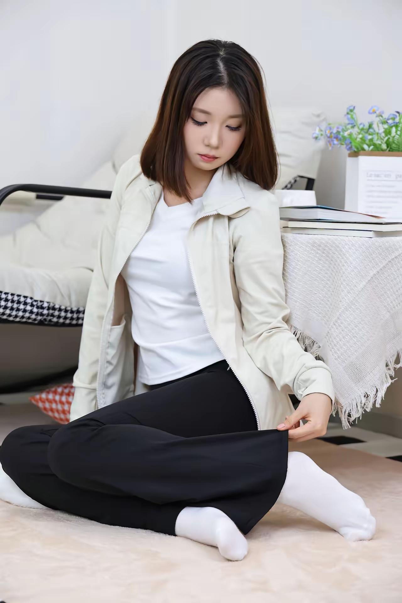 静坐花前思，心随意自闲。