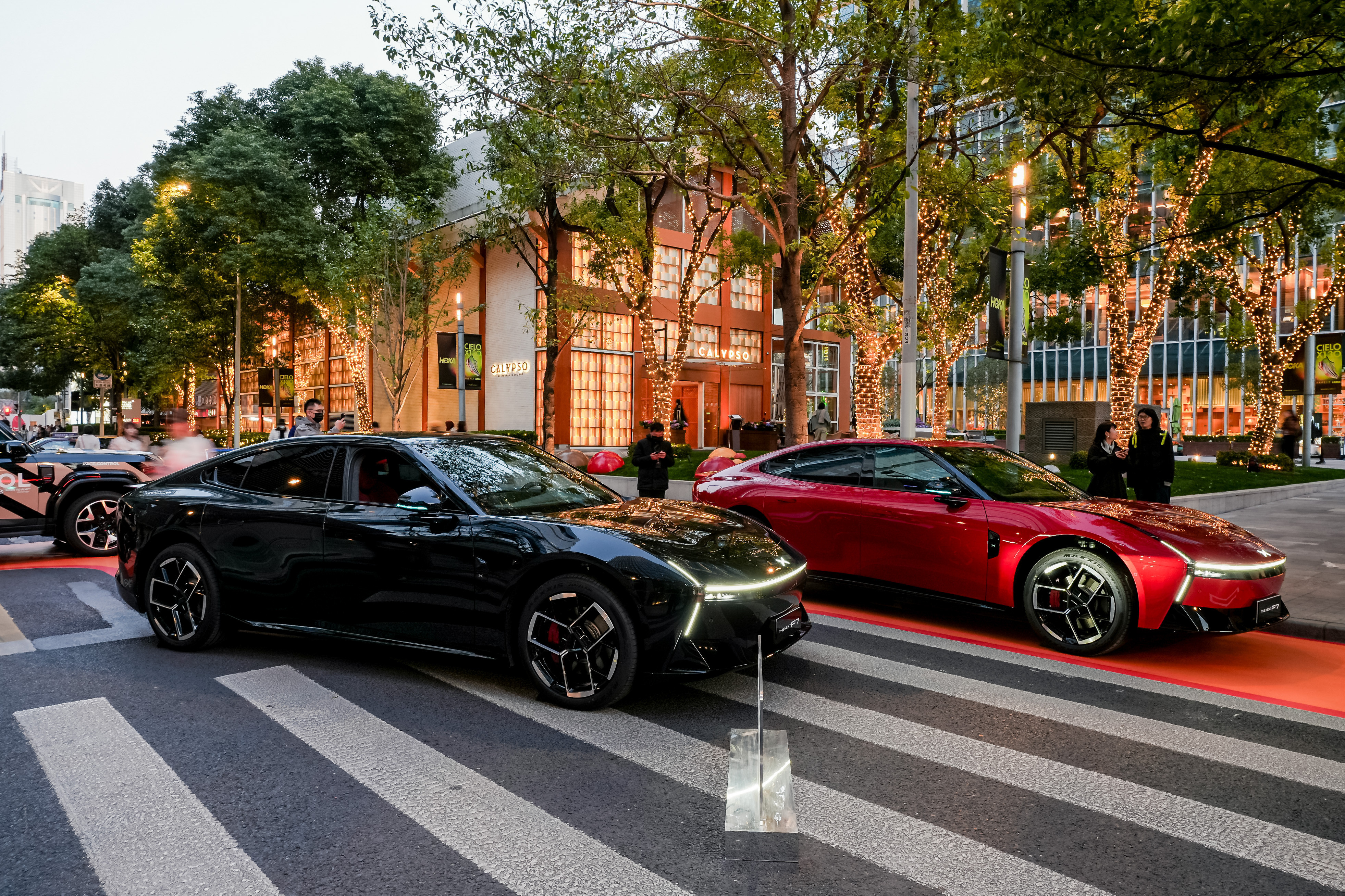 小鹏P7新色亮相UNO超跑生活节帅哥配帅车！李承铉的OOTD跟小鹏P7暗夜黑也太