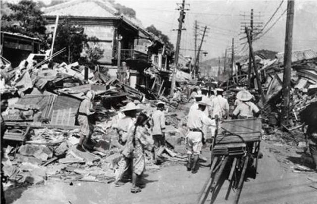 1920年12月16日中国宁夏海原县发生8.5级的强烈地震，二三十万人丧生。