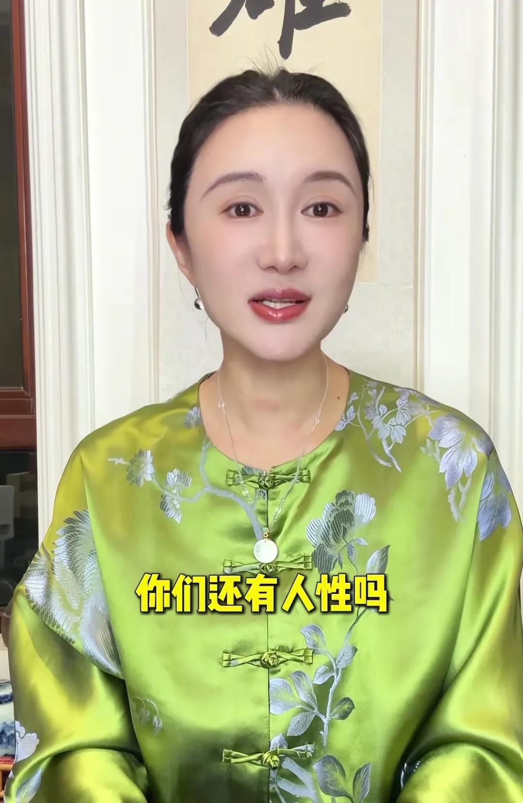 侠夫人真不愧是侠夫人为了双11都不敢歇着，天天直播带货，一开始我还以为进错直