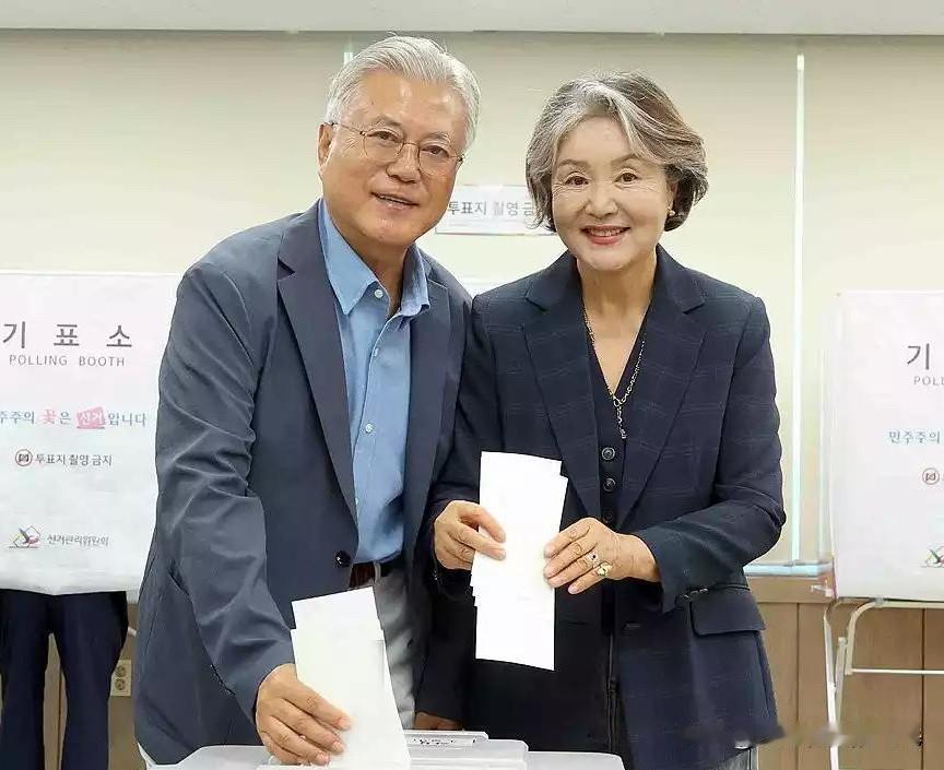 29日，韩国前总统文在寅与夫人金正淑，前往庆尚南道梁山市下北面居民自治中心投票，