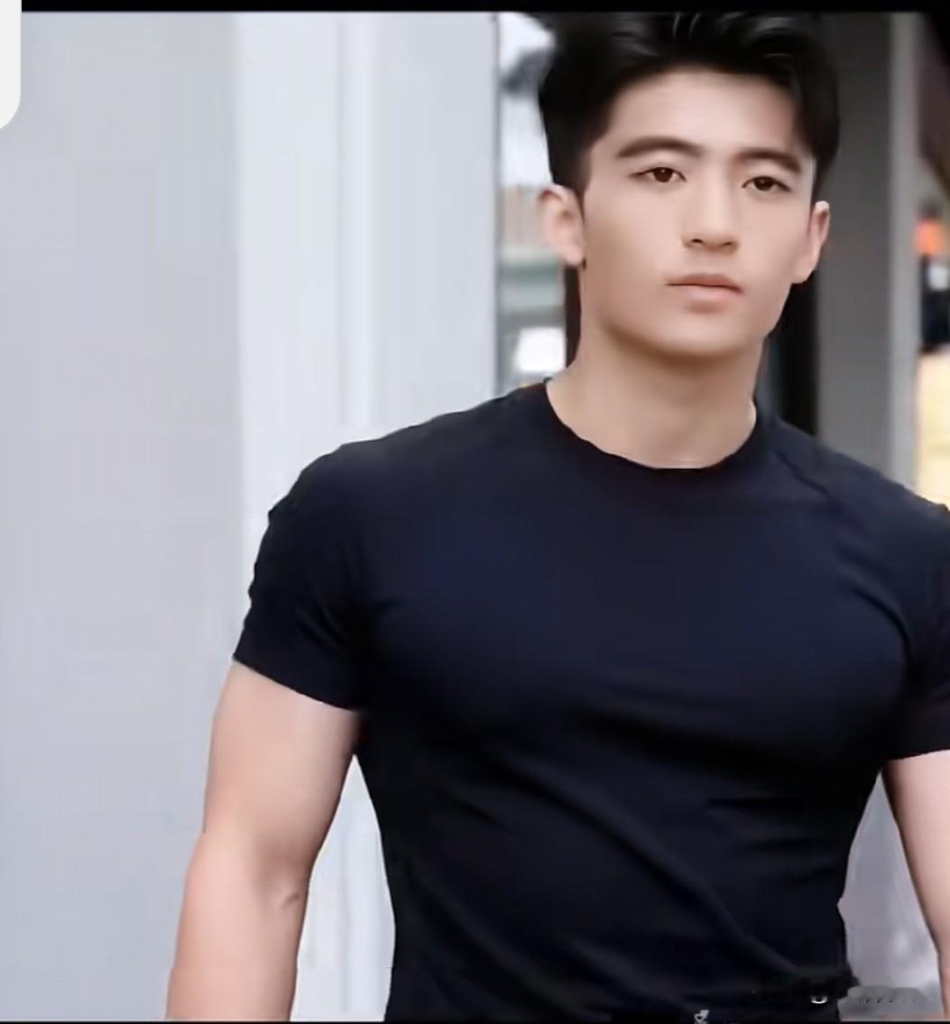 谢霆锋，终于尝到“痛”……近日，谢霆锋儿子谢振轩，在社交媒体公开改口叫谢霆锋