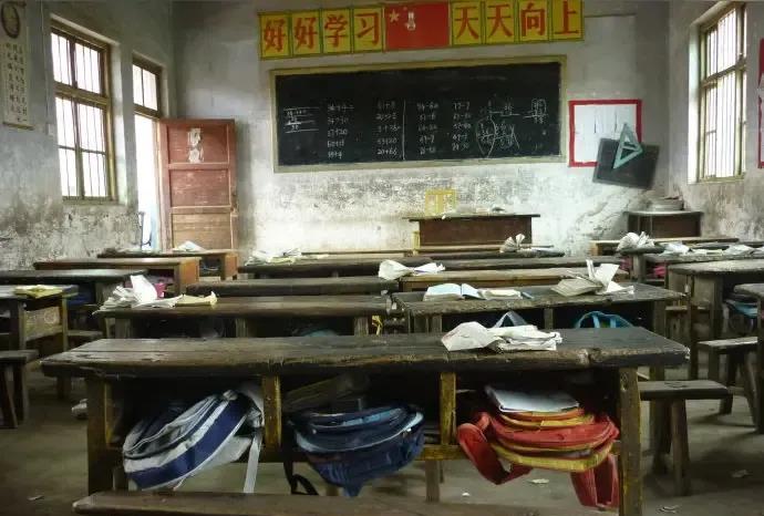 农村小学越来越少，我们读书时一个村一所小学，我儿子读书一个镇才一所小学，大多数小