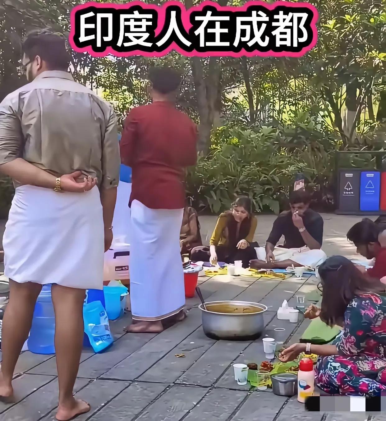 午后逛公园，偶遇一群印度人自带咖喱饭聚餐，三五成群，惬意十足。我心生好奇：