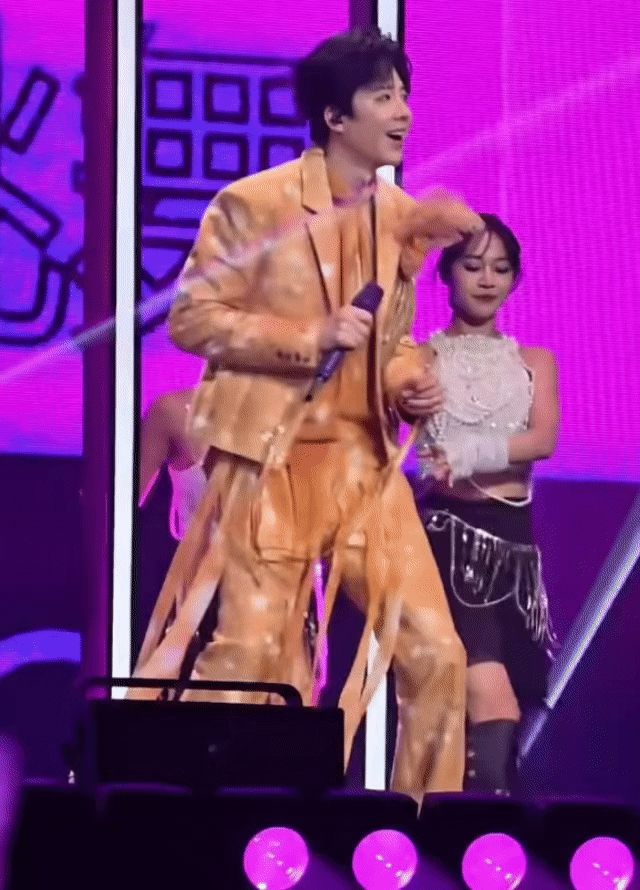 刘宇宁被门框夹住了，给哥吓得一激灵