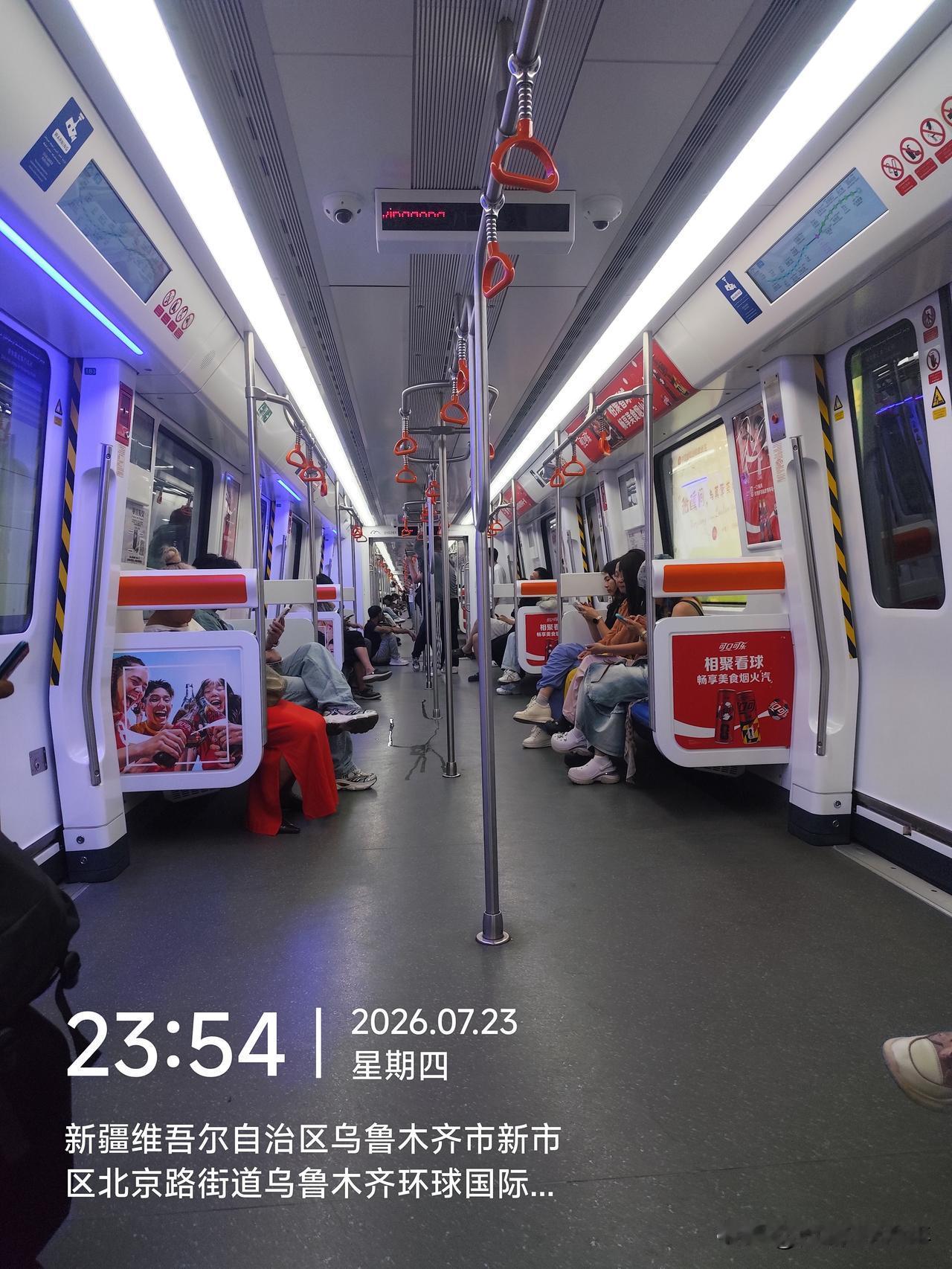 这就是深夜将近0点的乌鲁木齐地铁，过道里依然有站着的人，这个夏天来新疆旅行的人看