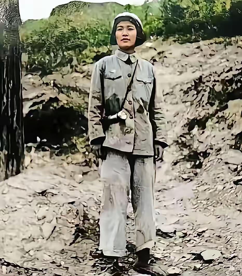 女志愿军戴藩篱在朝鲜战场的一张留影，她是戴安澜将军唯一的女儿。照片上的她穿着