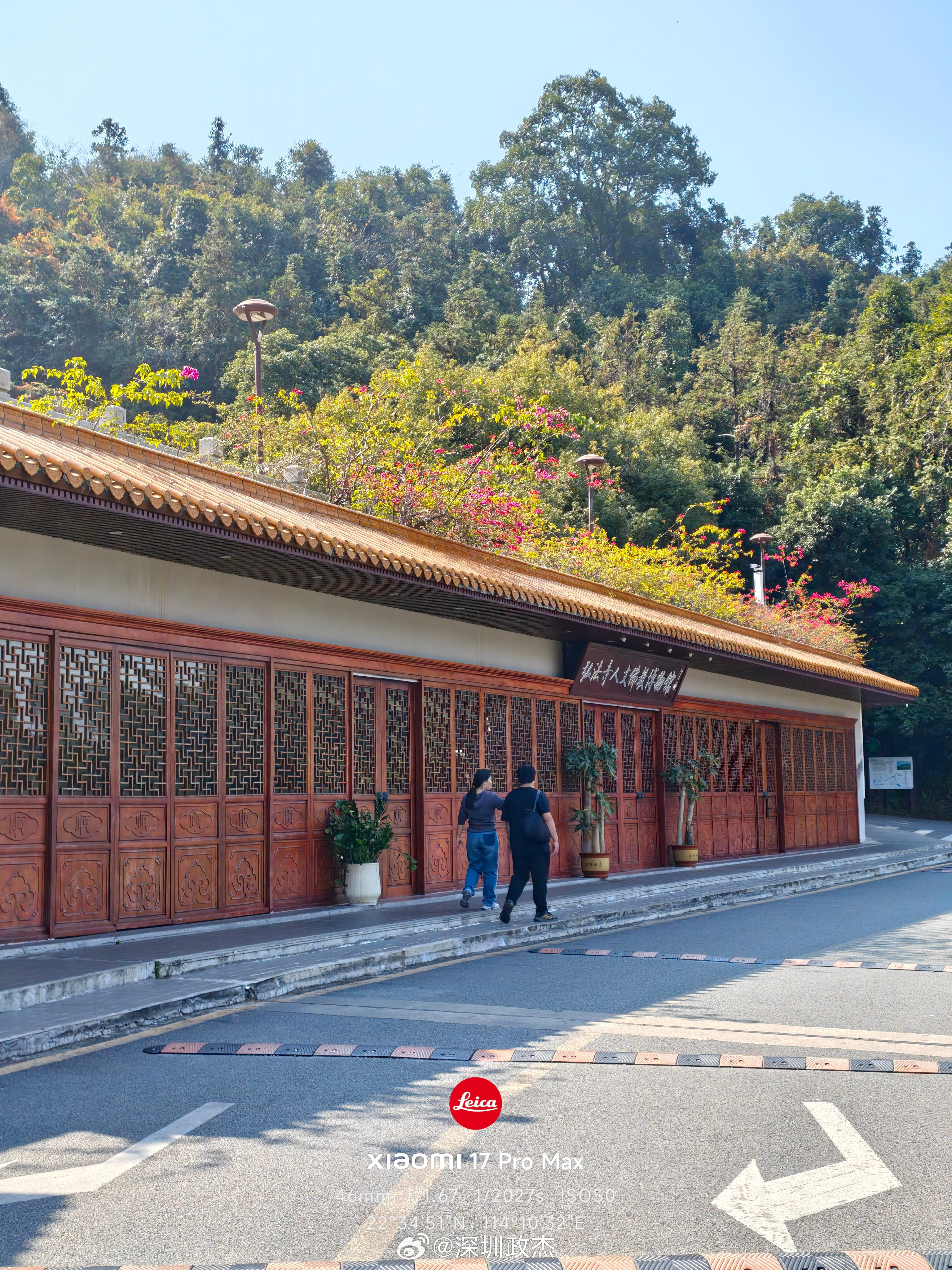 一年多没来了，弘法寺人流比以前少了些。自从释永信事件后，底下的商业一直关着。深