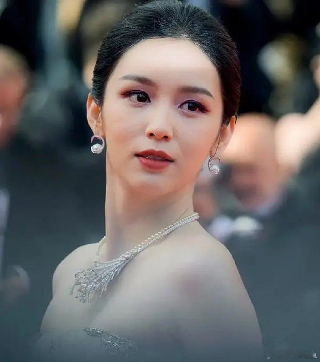 不知道戛纳回来之后周也还营销颜霸吗？