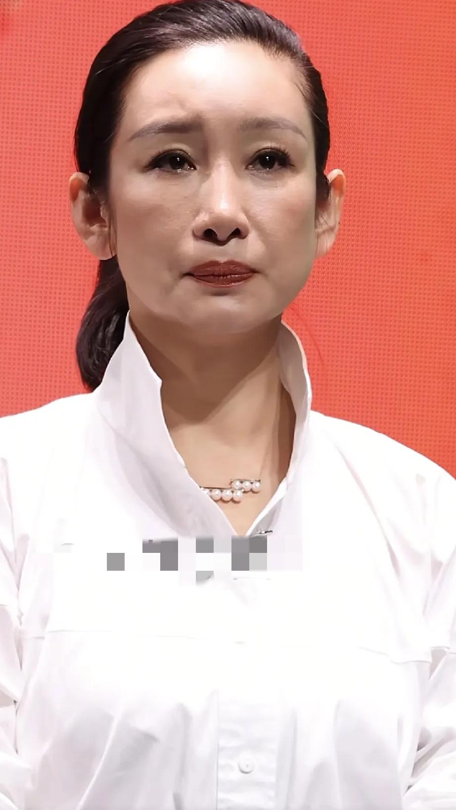 秦海璐原相机下长这个样子，看着脸老了不少，她是1978年的，今年46岁了，结了婚