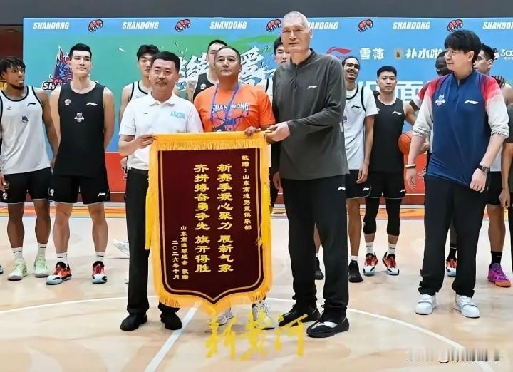 山东高速男篮新赛季球迷见面会6日下午顺利举办，新援集体亮相，数百名鲁蜜来到现场，