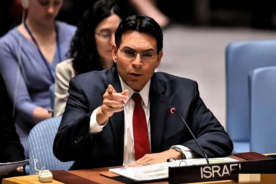 以色列驻联合国代表，当着所有人的面，掏出了手机。就在联合国安理会的正式会议