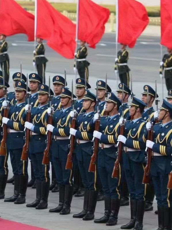 如果信仰有颜色，那一定是中国红！如果最能给你满满安全感的，那一定是中国军人！