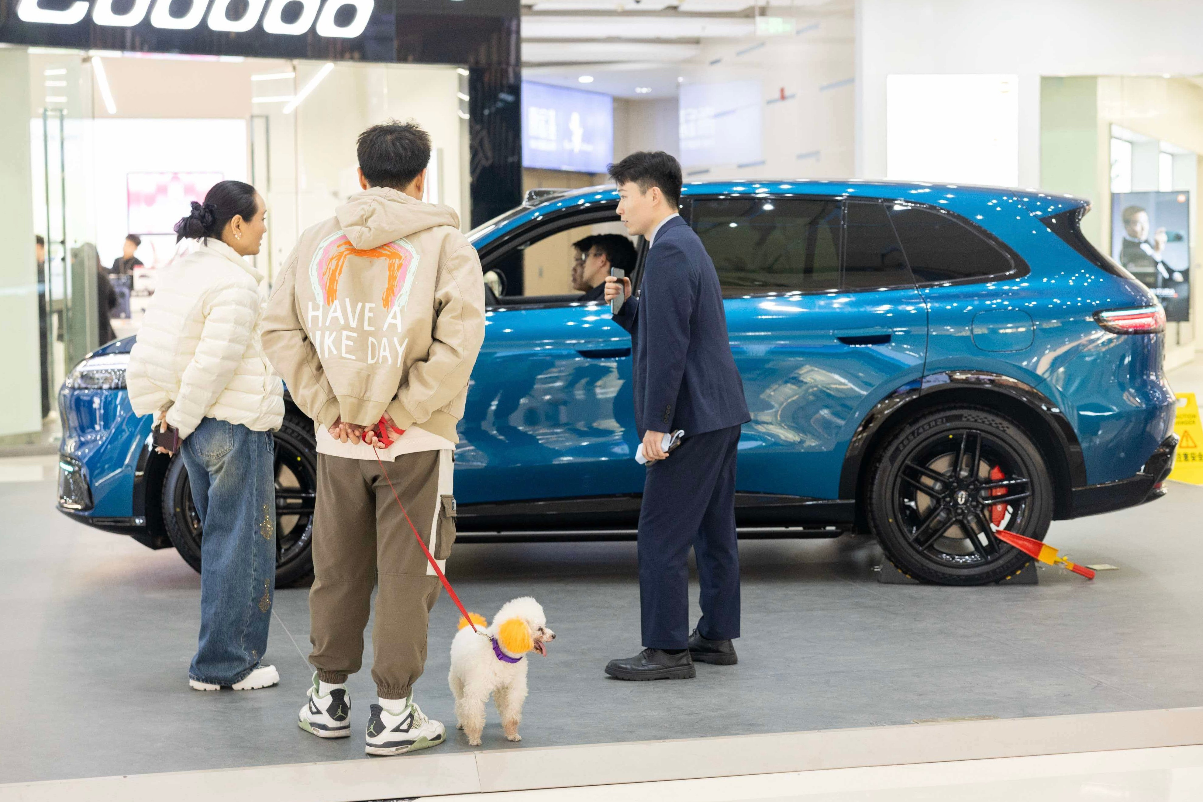 问界M6到店也很火爆，全系标配空气悬架、896线激光雷达受到了用户广泛好评。