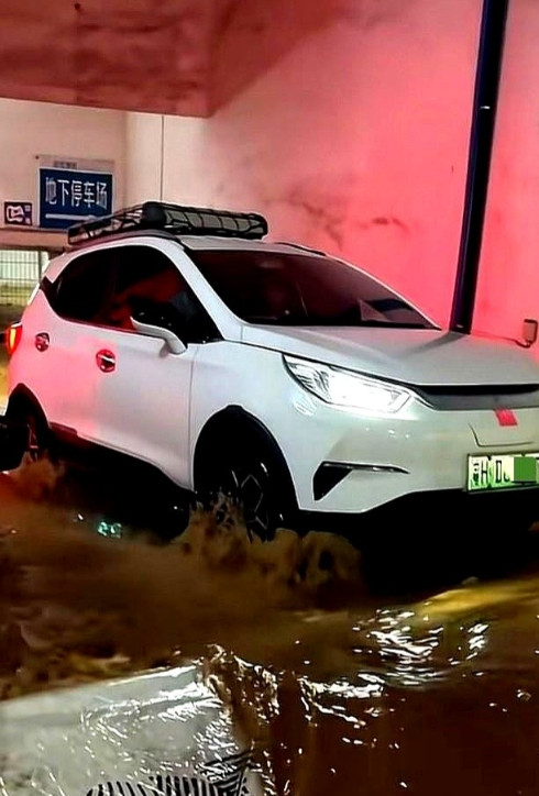 怀集最勇车主，从负三层停车场迎着洪水逆行冲上来，来到第二层出口后，可惜泥水太深太