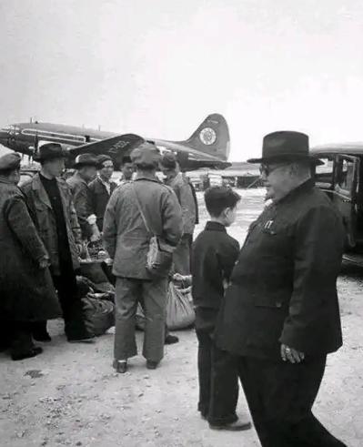 1949年，马鸿逵搭乘飞机逃往台湾，飞行途中，突然有两架国军野马战机从后方飞速赶