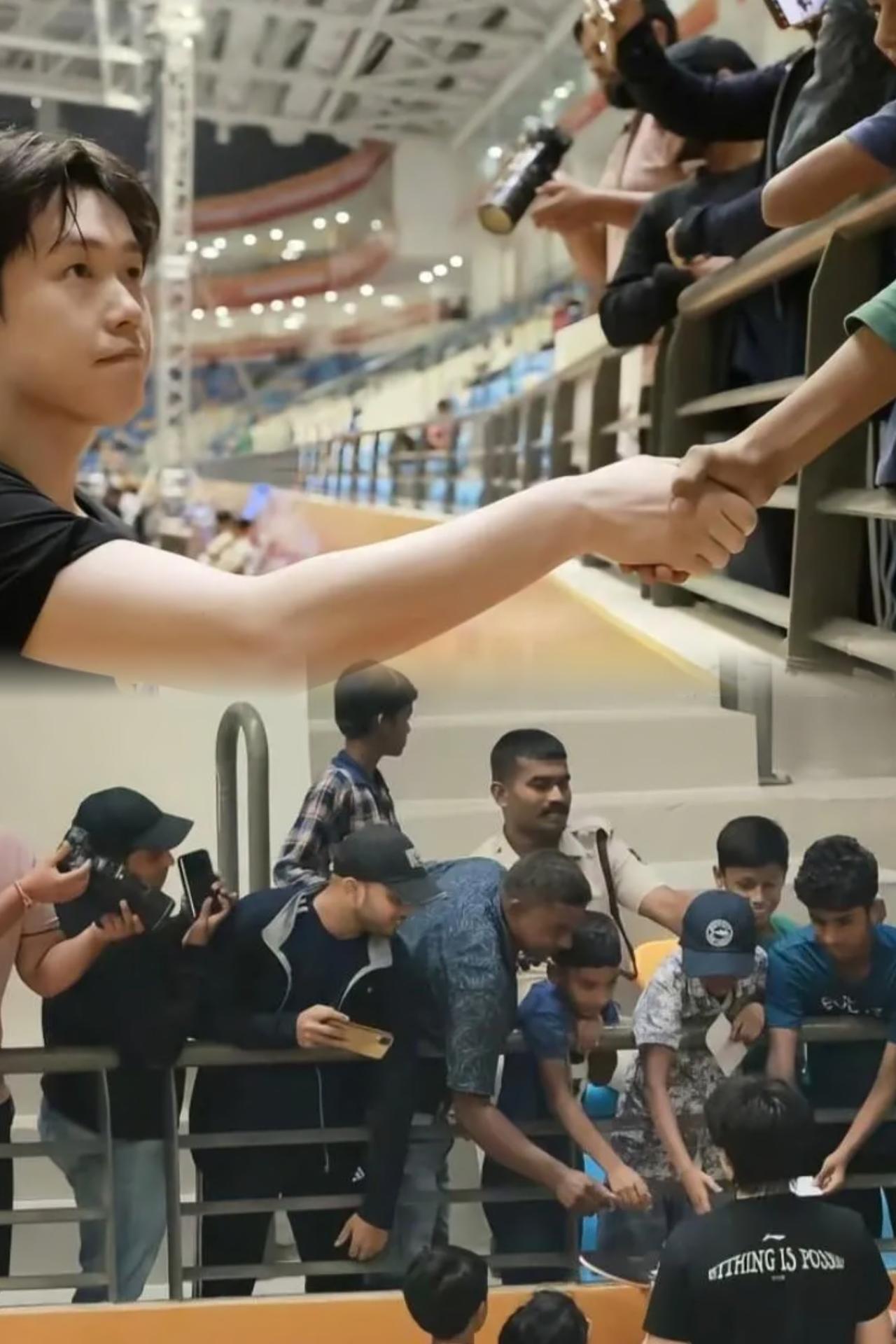 “球台没有国界，爱与温暖同在”——王楚钦赛后绕场找到了举着小黑手的八岁印度男孩