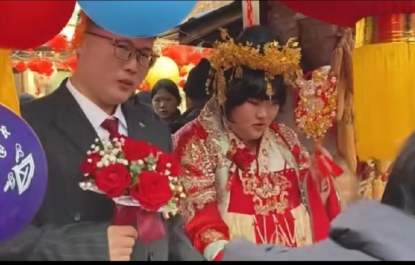 大衣哥女儿结婚了，我仿佛在新郎身上看到了大衣哥的影子，真是不是一家人，不进