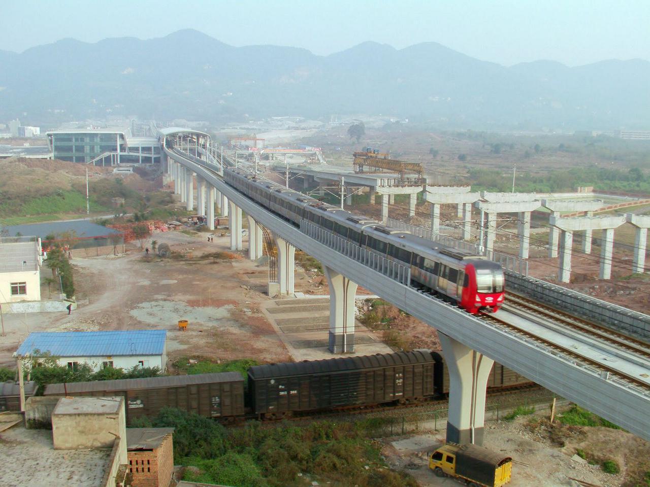 2012年12月下旬，重庆轨道交通1号线列车经过赖家桥与微电园区间，下边铁路上的