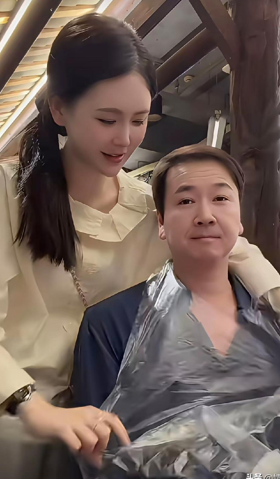 楚玲给赖文峰脖子带上塑料袋，峰哥以为要给他染发，结果让他做吃播！赖文峰现在妥