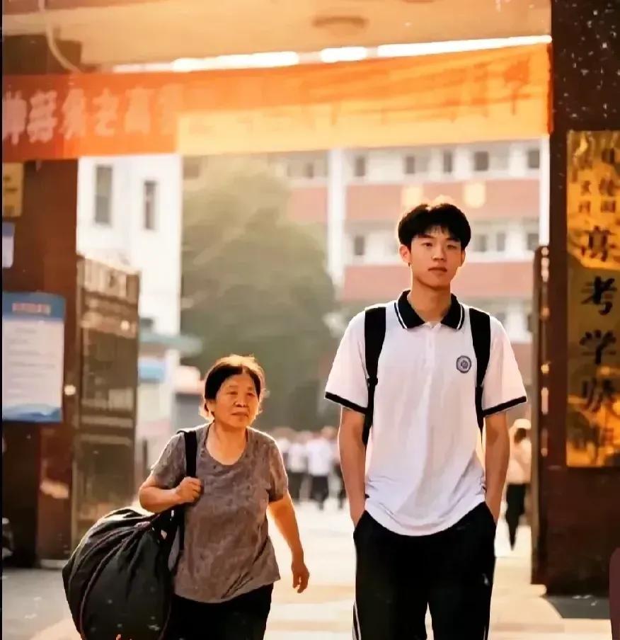 终于知道为什么这么多人喜欢“扁担女孩”了！咱们一起来看看下面两张图，就一目了然了