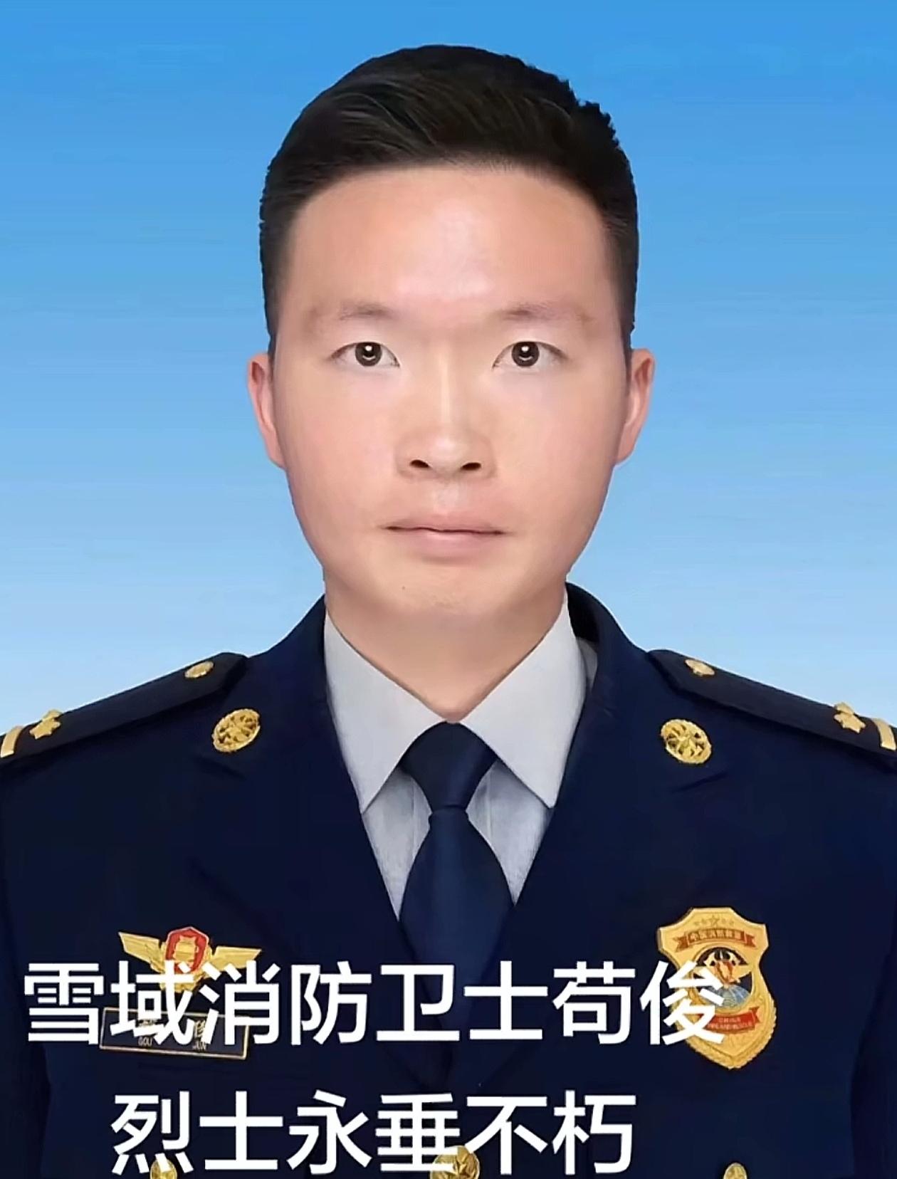 6月17日上午，34岁救人英雄苟俊安葬现场：获得烈士认定后在四川巴中烈士陵园安葬