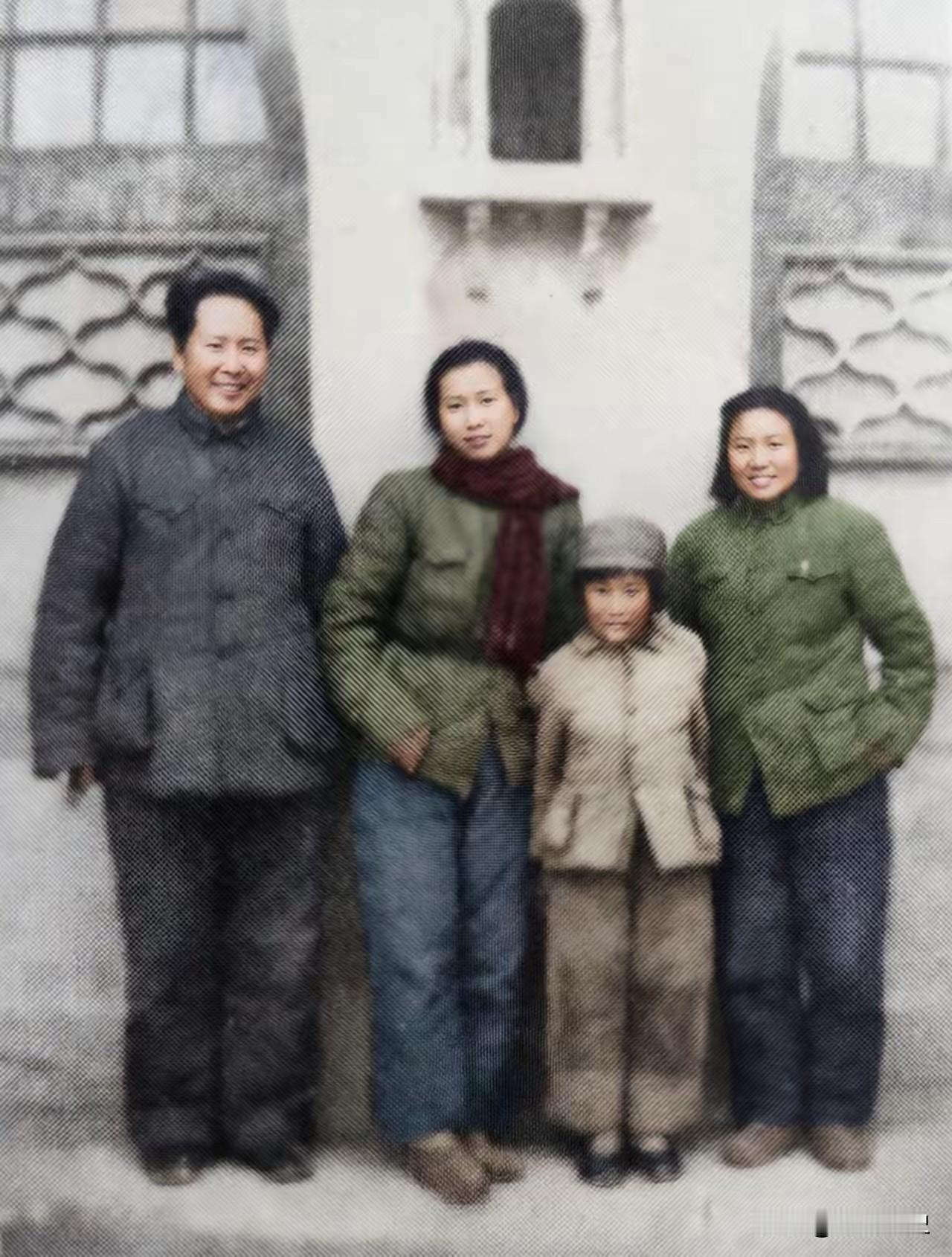 1947年，转战陕北前夕，拍下了这张珍贵合影。​​照片中，毛主席一家人和叶