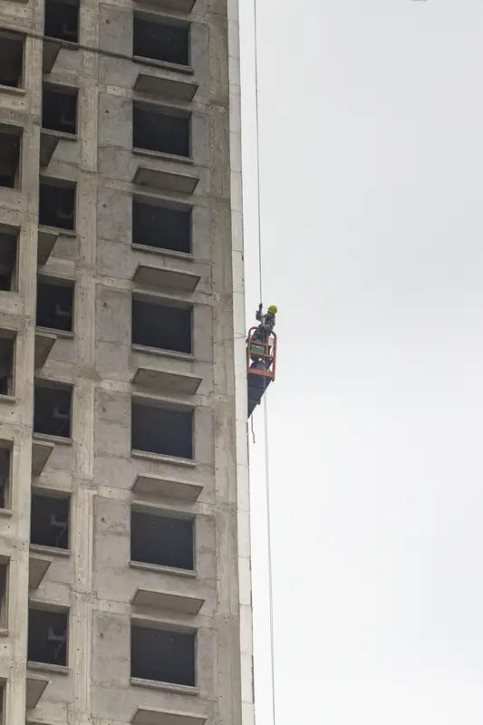西安12楼装空调坠亡！熟人帮忙，千万不要拿生命赌人情你敢相信吗？就因为朋友之