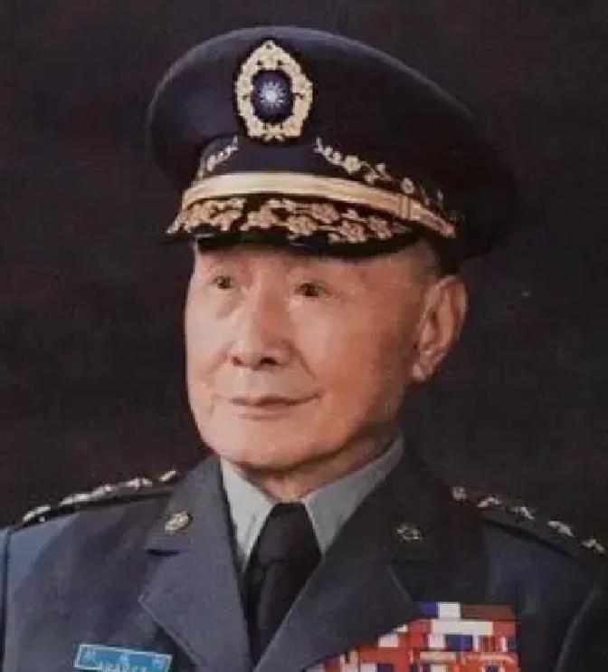 1943年，黄维见军粮发霉还掺着砂石，给何应钦的办公室寄去了一袋。何应钦大怒，派