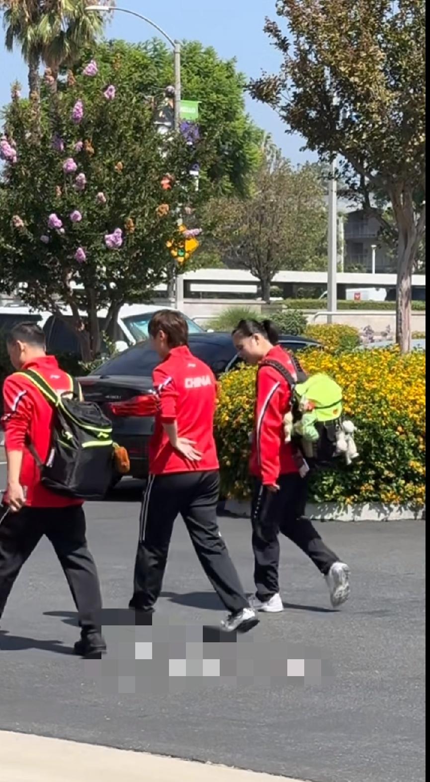 看着曼昱和教练、徐奕一起走在路上，一路上都下意识扶着腰，才知道她身上贴满肌贴，从