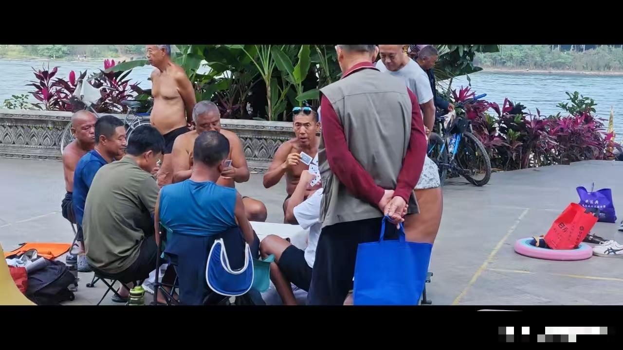 景洪，满城尽是东北人。出门在外，要尊重当地习俗，不要影响别人生活，更不要偷拿别人