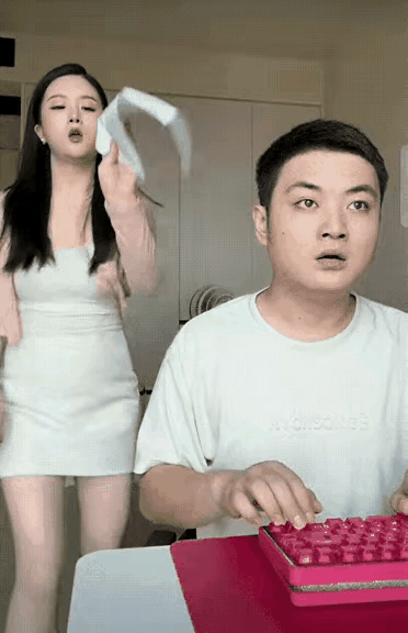 千算万算，差点失算！老婆气呼呼地拿来离婚协议书，往桌上一拍，逼老公签字。老公